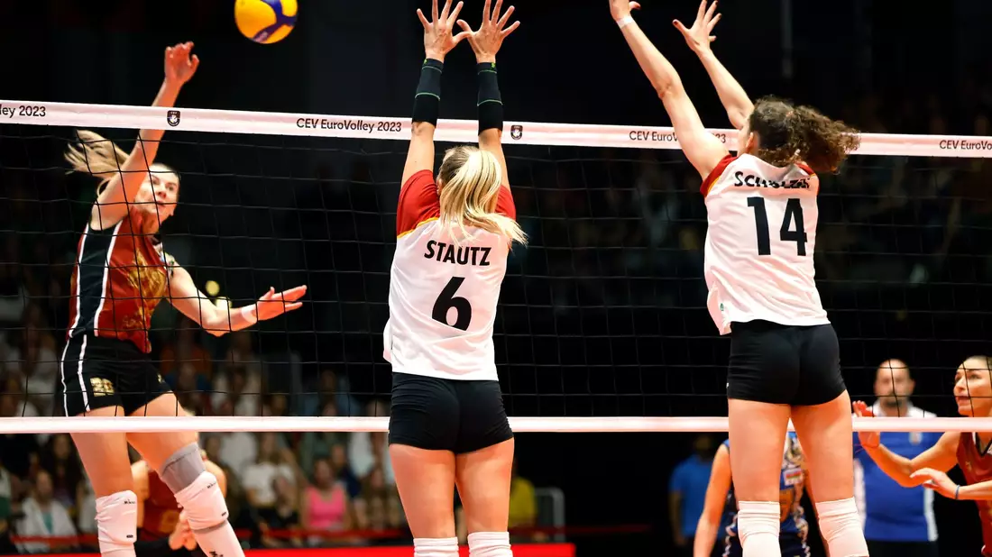 Antonia Stautz (M) und Marie Schölzel versuchen den Ball von Aserbaidschans Polina Rahimova (l) zu blocken. - Bild: Thomas Banneyer/dpa