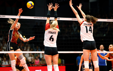 Antonia Stautz (M) und Marie Schölzel versuchen den Ball von Aserbaidschans Polina Rahimova (l) zu blocken. - Foto: Thomas Banneyer/dpa