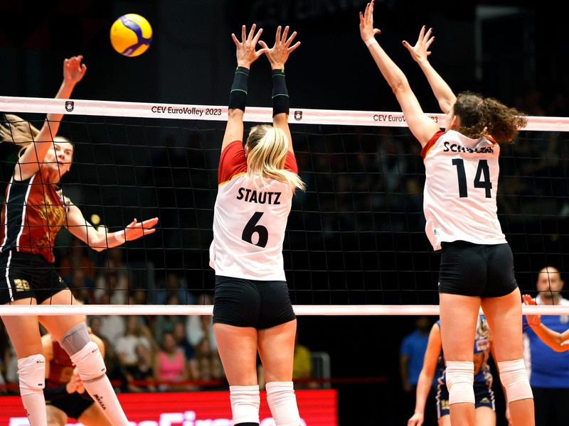 Antonia Stautz (M) und Marie Schölzel versuchen den Ball von Aserbaidschans Polina Rahimova (l) zu blocken. - Foto: Thomas Banneyer/dpa