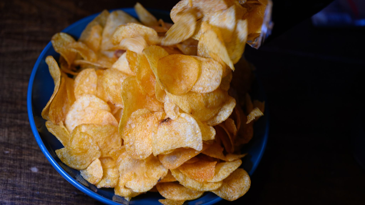 Geöffnete Chipstüten schaffen es selten mit Rest in den nächsten Tag. - Foto: Robert Michael/dpa