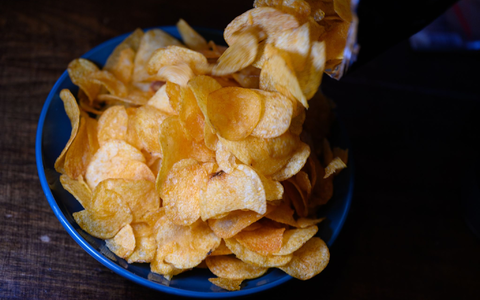 Geöffnete Chipstüten schaffen es selten mit Rest in den nächsten Tag. - Foto: Robert Michael/dpa