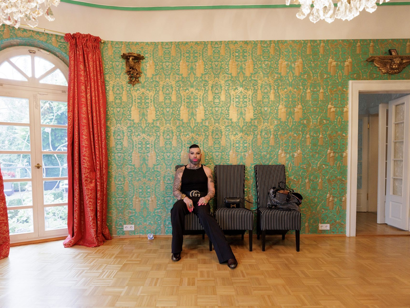 Harald Glööckler sitzt in einem nahezu leeren Raum seines alten Hauses. - Foto: Reiner Voss/View/dpa