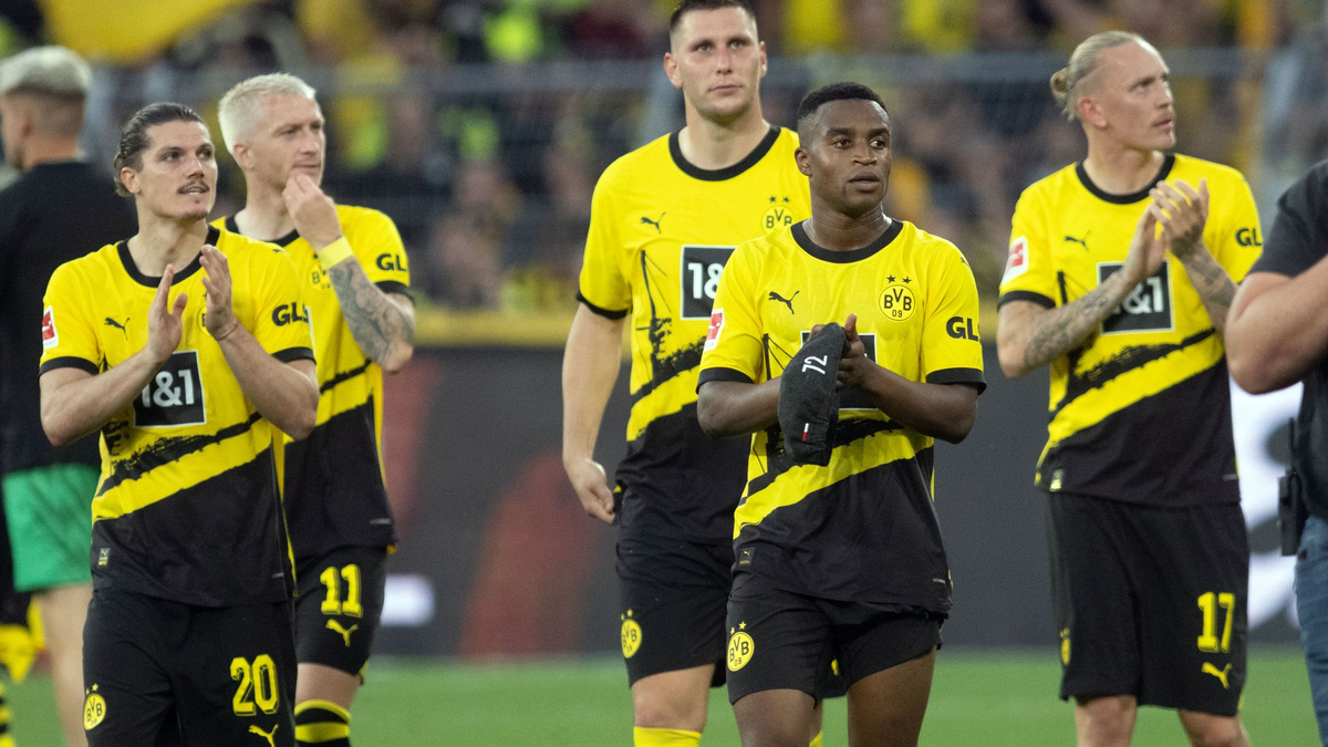 Dortmunds Spieler bedanken sich nach dem Heimsieg gegen den 1. FC Köln bei den Zuschauern für deren Unterstützung. - Foto: Bernd Thissen/dpa