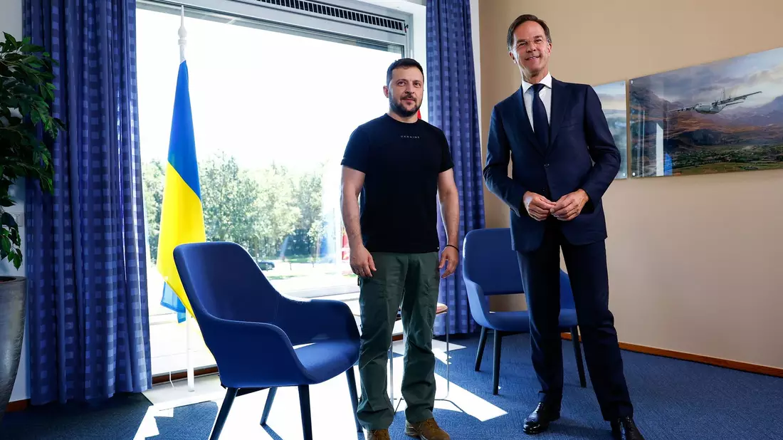 Wolodymyr Selenskyj (l.) trifft den niederländischen Ministerpräsidenten Mark Rutte. - Bild: Piroschka Van De Wouw/Pool Reuters/AP/dpa