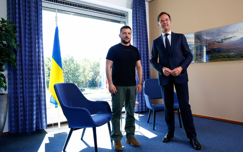Wolodymyr Selenskyj (l.) trifft den niederländischen Ministerpräsidenten Mark Rutte. - Foto: Piroschka Van De Wouw/Pool Reuters/AP/dpa