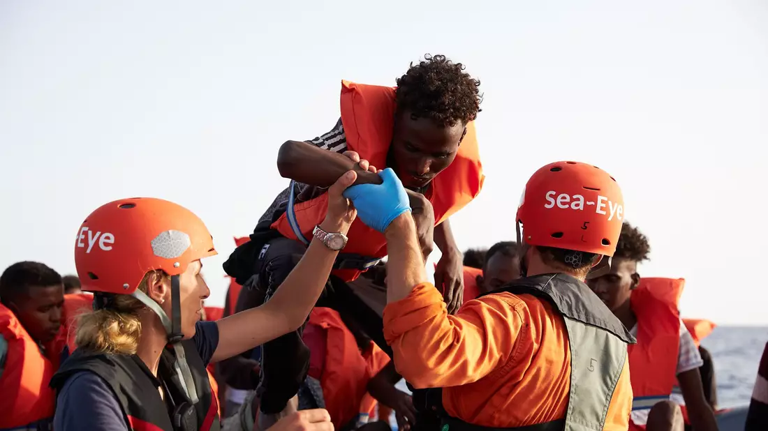 Flüchtlinge werden von einem Schlauchboot evakuiert. (Archiv) - Bild: Fabian Heinz/Sea-Eye/dpa