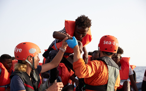 Flüchtlinge werden von einem Schlauchboot evakuiert. (Archiv) - Foto: Fabian Heinz/Sea-Eye/dpa