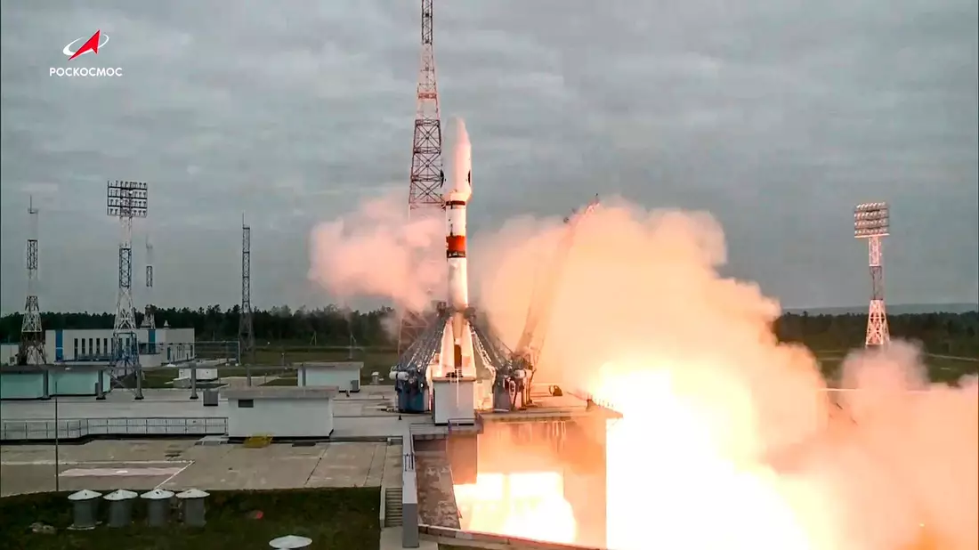 Die Sojus-2.1b-Rakete mit der automatischen Mondlandestation Luna-25 hebt von der  Startrampe im Kosmodrom Wostotschny ab. - Bild: ---/Roscosmos State Space Corporation/AP/dpa