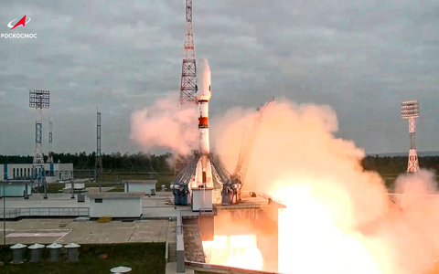 Die Sojus-2.1b-Rakete mit der automatischen Mondlandestation Luna-25 hebt von der  Startrampe im Kosmodrom Wostotschny ab. - Foto: ---/Roscosmos State Space Corporation/AP/dpa