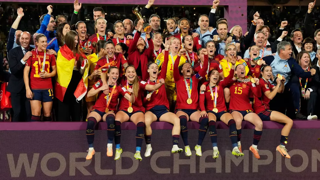 Spaniens Spielerinnen feiern mit dem Pokal nach dem 1:0-Sieg über England. - Bild: Rick Rycroft/AP/dpa