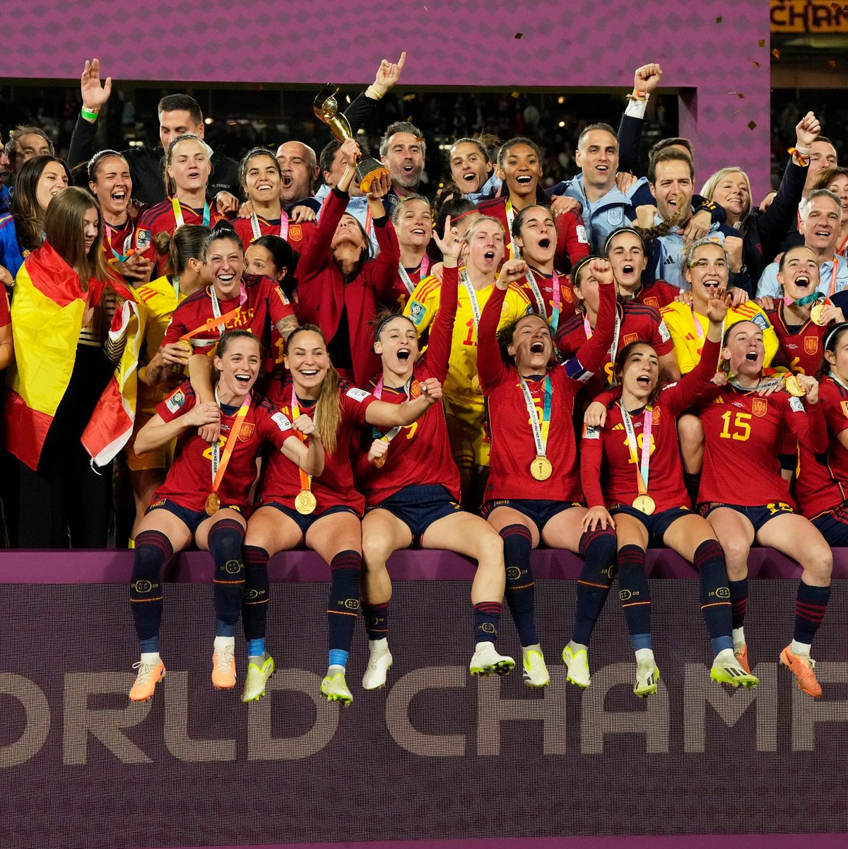 Spaniens Spielerinnen feiern mit dem Pokal nach dem 1:0-Sieg über England. - Foto: Rick Rycroft/AP/dpa