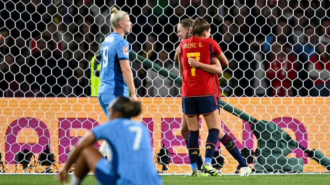Nach dem Abpfiff feierten die Spanierinnen, die Engländerinnen dürfen sich über WM-Silber freuen. - Bild: Dean Lewins/AAP/dpa