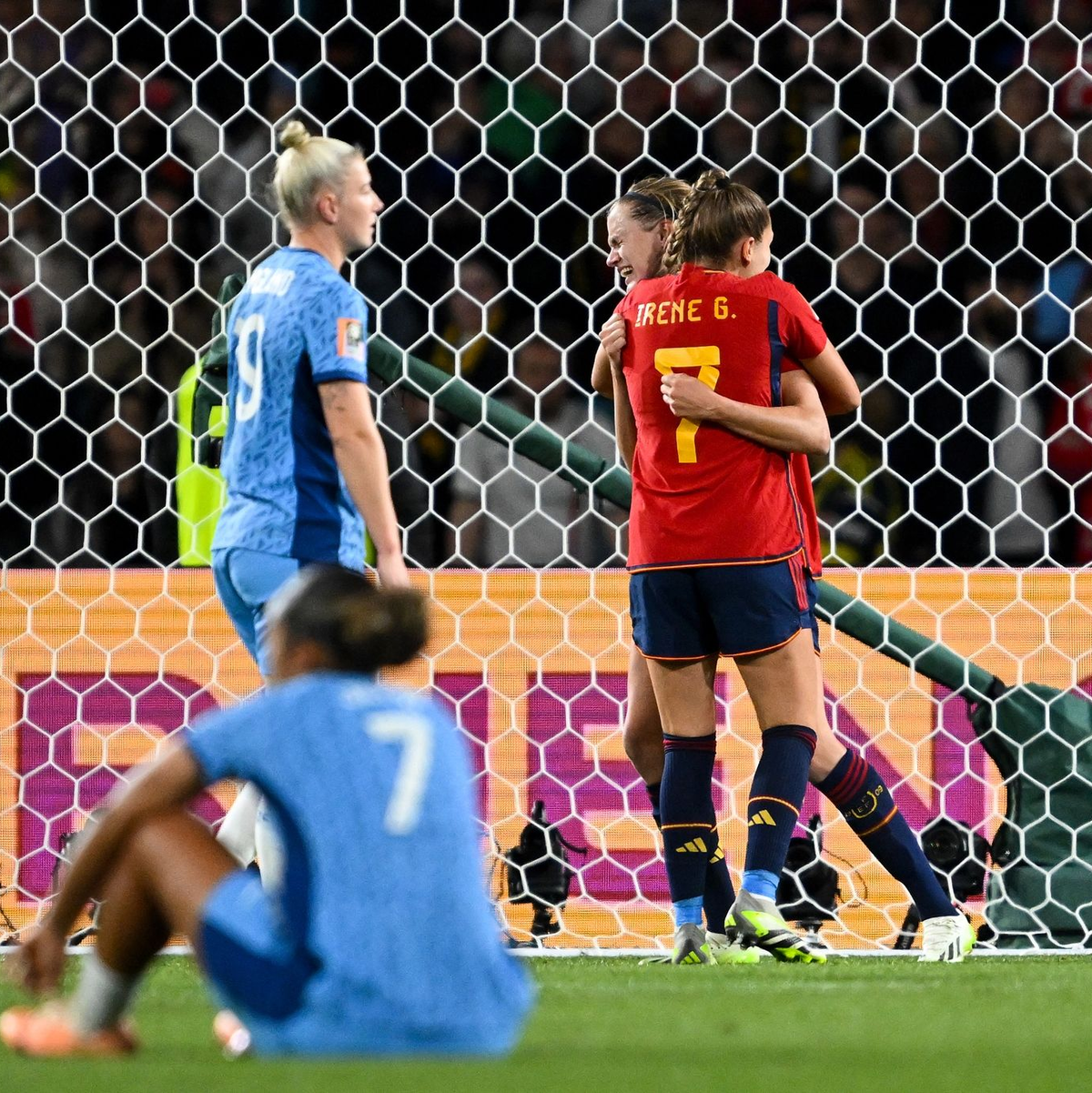 Nach dem Abpfiff feierten die Spanierinnen, die Engländerinnen dürfen sich über WM-Silber freuen. - Foto: Dean Lewins/AAP/dpa
