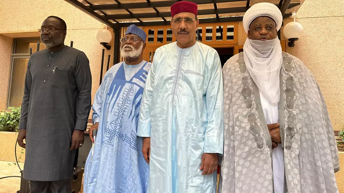 Die Ecowas-Delegation besucht den von den Putschisten festgesetzten Präsidenten Mohamed Bazoum (2.v.r). - Bild: Uncredited/AP