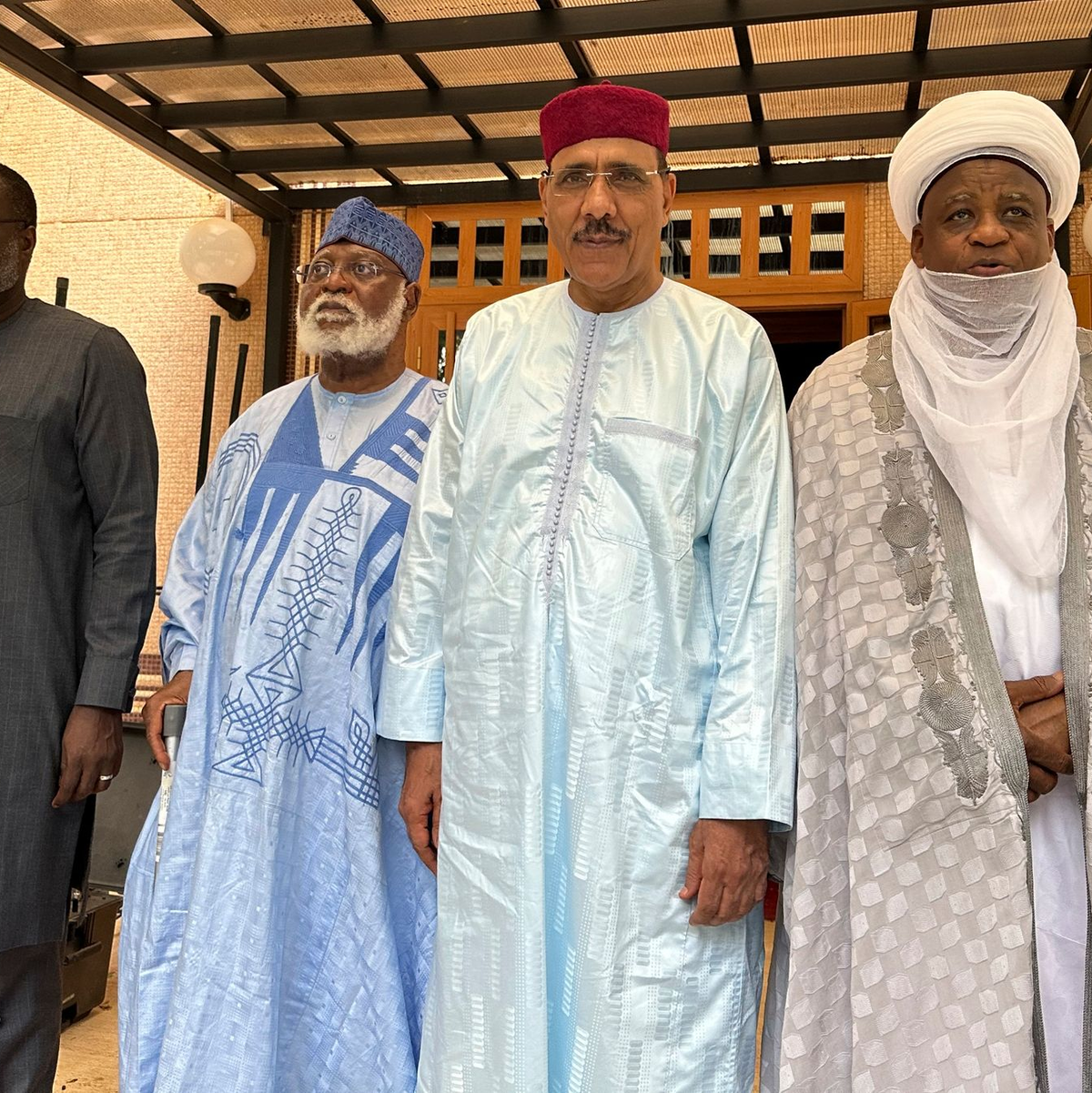 Die Ecowas-Delegation besucht den von den Putschisten festgesetzten Präsidenten Mohamed Bazoum (2.v.r). - Foto: Uncredited/AP