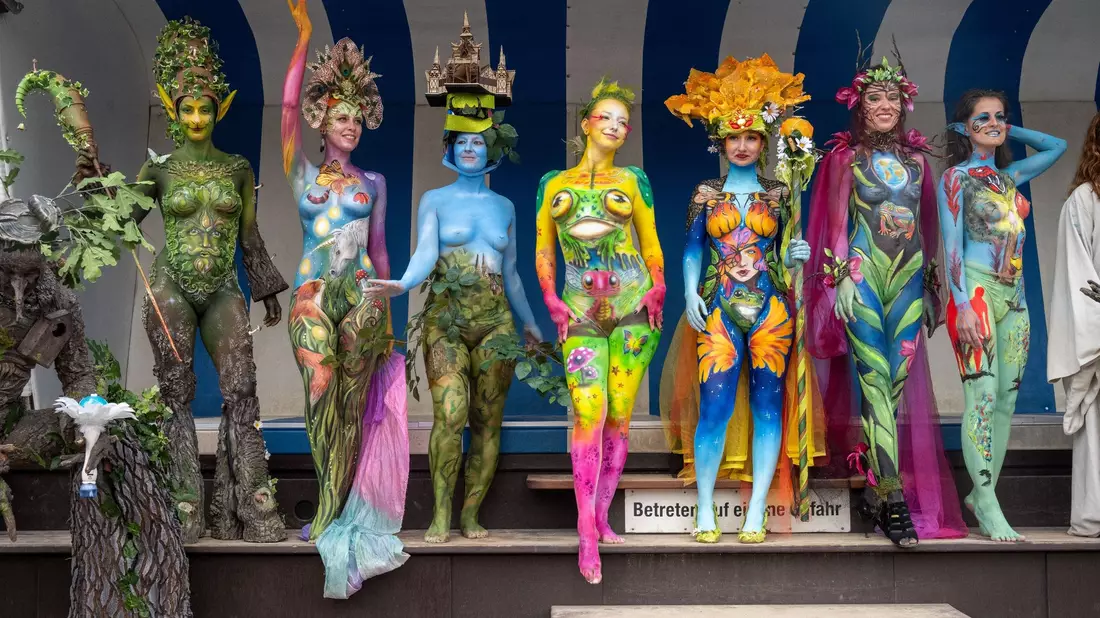 Schön bunt: Models präsentieren ihre von Bodypainting-Künstlern bemalten Körper. - Bild: Stefan Sauer/dpa