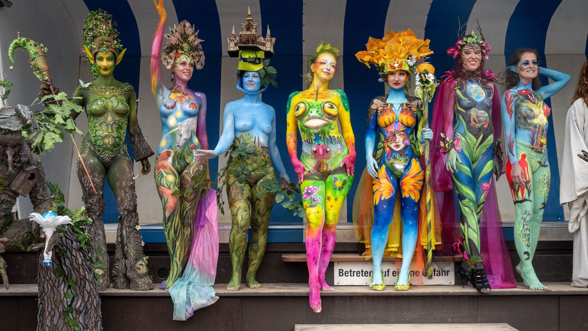 Schön bunt: Models präsentieren ihre von Bodypainting-Künstlern bemalten Körper. - Foto: Stefan Sauer/dpa