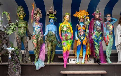 Schön bunt: Models präsentieren ihre von Bodypainting-Künstlern bemalten Körper. - Foto: Stefan Sauer/dpa