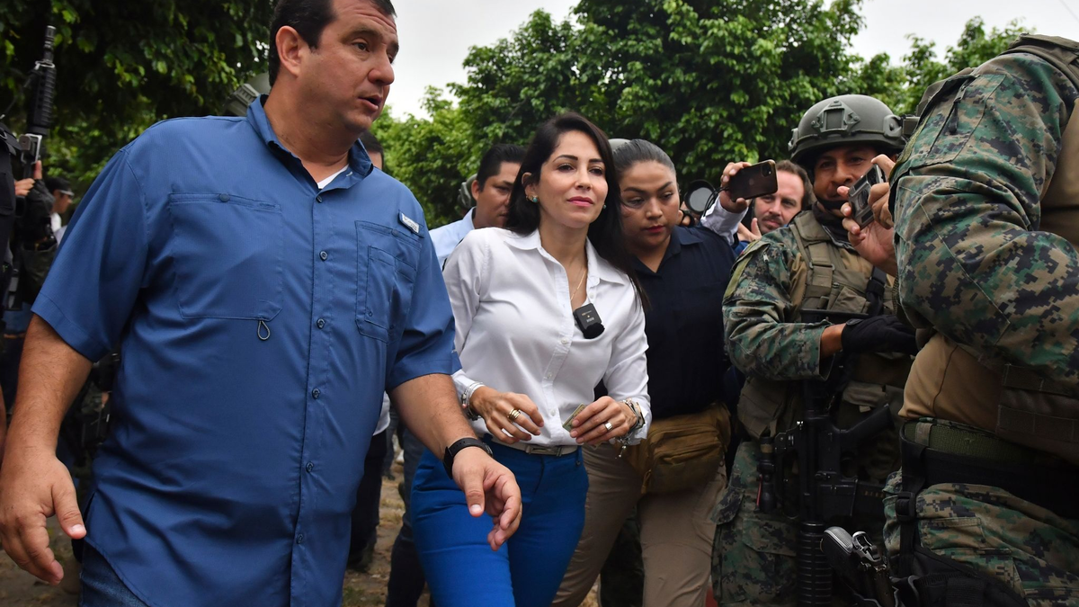Nach ihrer Stimmabgabe verlässt die Präsidentschaftskandidatin Luisa González das Wahllokal. - Foto: Ariel Ochoa/AP/dpa
