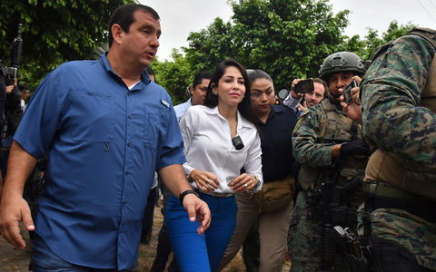 Nach ihrer Stimmabgabe verlässt die Präsidentschaftskandidatin Luisa González das Wahllokal. - Foto: Ariel Ochoa/AP/dpa