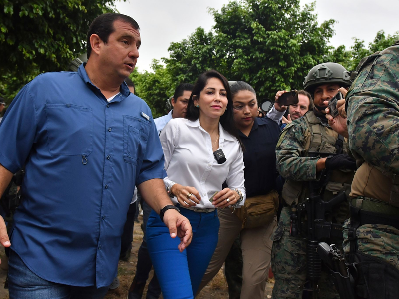 Nach ihrer Stimmabgabe verlässt die Präsidentschaftskandidatin Luisa González das Wahllokal. - Foto: Ariel Ochoa/AP/dpa