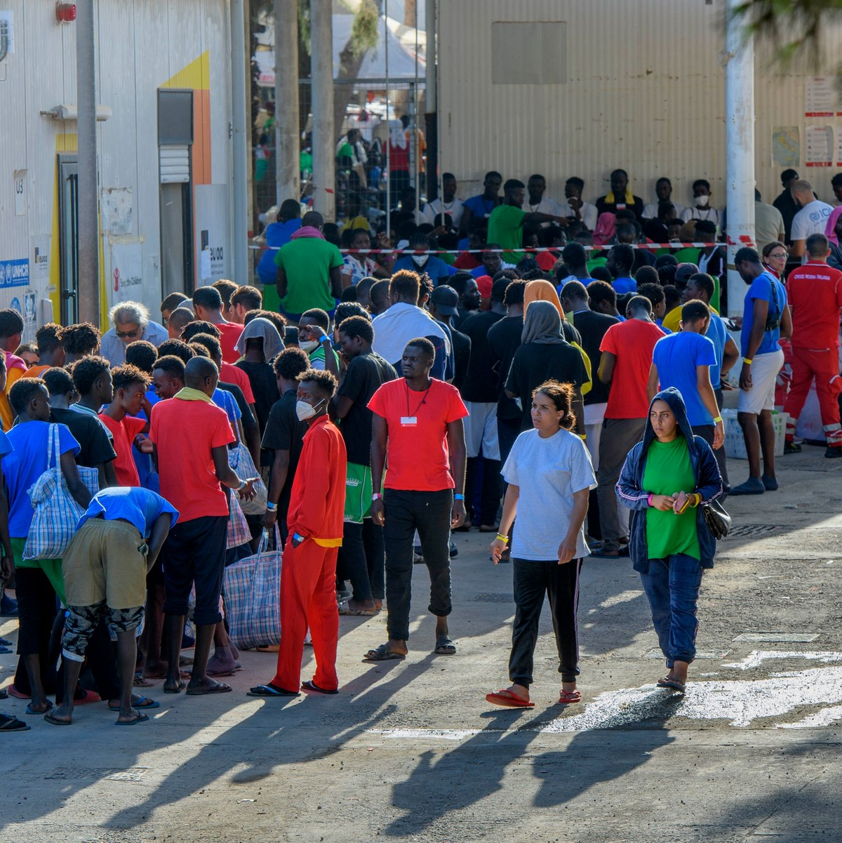 Migranten auf der Insel Lampedusa. - Foto: Marcello Valeri/ZUMA Press Wire/dpa