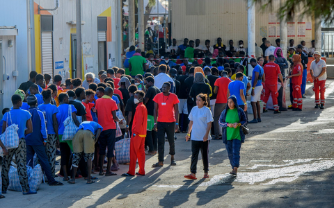 Migranten auf der Insel Lampedusa. - Foto: Marcello Valeri/ZUMA Press Wire/dpa