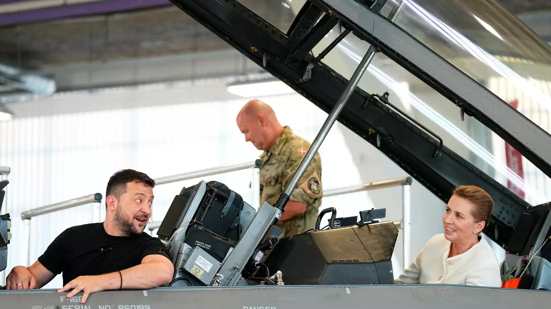 Wolodymyr Selenskyj und Mette Frederiksen geben auf dem Luftwaffenstützpunkt Skrydstrup eine Pressekonferenz. - Bild: Mads Claus Rasmussen/Ritzau Scanpix Foto/AP/dpa