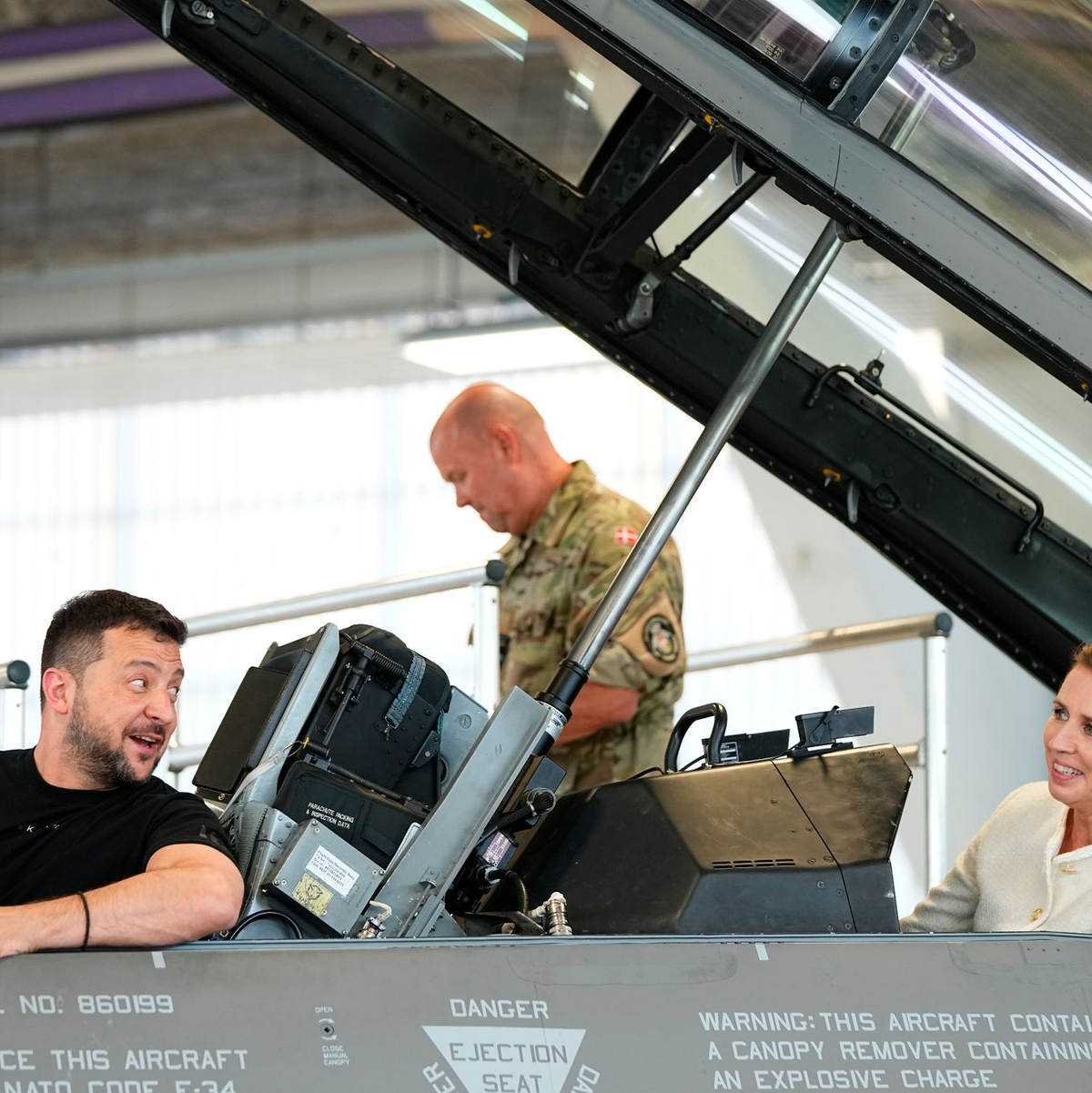 Wolodymyr Selenskyj und Mette Frederiksen geben auf dem Luftwaffenstützpunkt Skrydstrup eine Pressekonferenz. - Foto: Mads Claus Rasmussen/Ritzau Scanpix Foto/AP/dpa