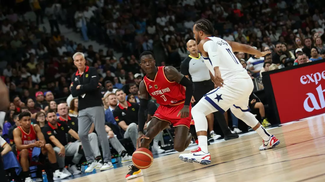 Das DBB-Team um Dennis Schröder (l) lag gegen die USA lange vorn, musste sich am Ende aber knapp geschlagen geben. - Bild: Matthias Stickel/dpa