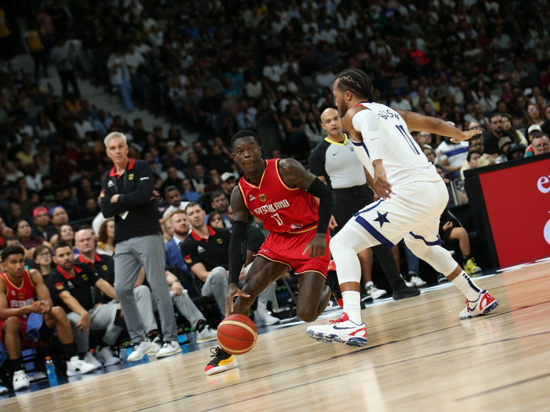 Das DBB-Team um Dennis Schröder (r) setzte sich gegen die USA durch. - Foto: Matthias Stickel/dpa