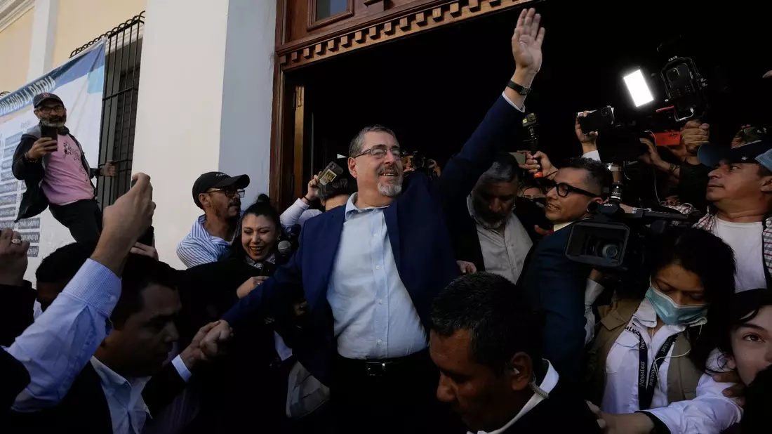Bernardo Arévalo (M) nach der Stimmabgabe. Er verkörpert die Hoffnung auf einen Wandel. - Bild: Moises Castillo/AP/dpa
