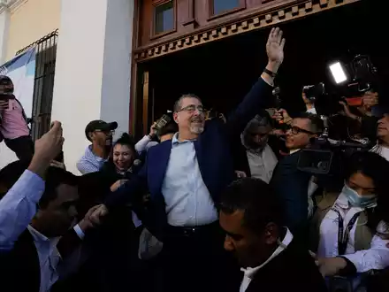 Bernardo Arévalo (M) nach der Stimmabgabe. Er verkörpert die Hoffnung auf einen Wandel. - Foto: Moises Castillo/AP/dpa
