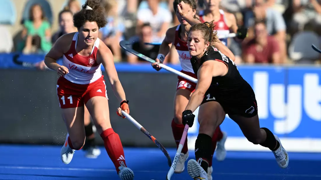 Die deutschen Hockey-Frauen um Sonja Zimmermann (r) setzten sich deutlich gegen England durch. - Bild: Federico Gambarini/dpa