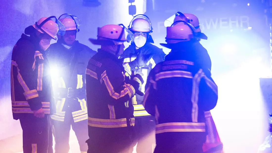 Die Einsatzkräfte sind mit einem Großaufgebot vor Ort. - Bild: Boris Roessler/dpa