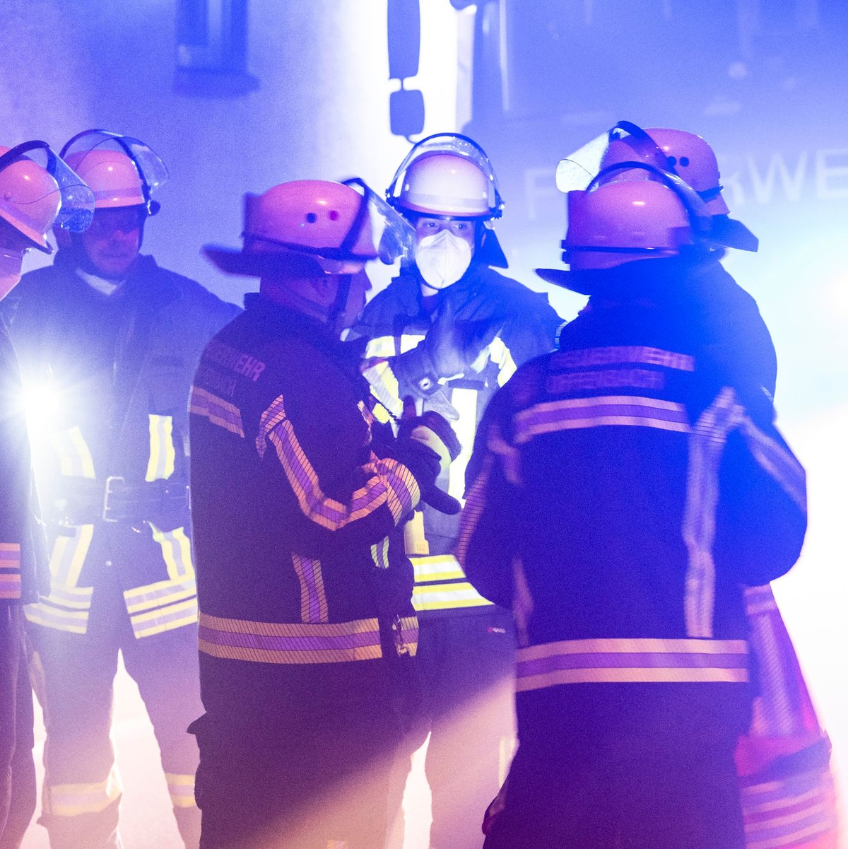 Die Einsatzkräfte sind mit einem Großaufgebot vor Ort. - Foto: Boris Roessler/dpa