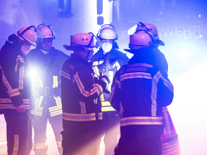 Die Einsatzkräfte sind mit einem Großaufgebot vor Ort. - Foto: Boris Roessler/dpa