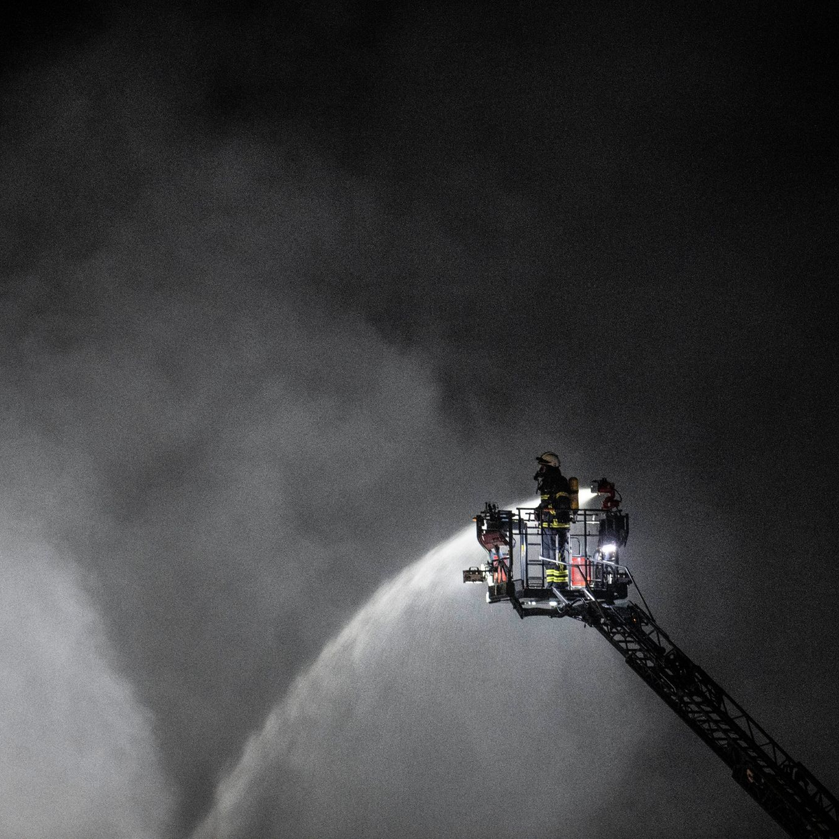 Feuerwehrleute bekämpfen einen Brand in einem Recycling-Betrieb für Batterien in Offenbach. - Foto: Boris Roessler/dpa