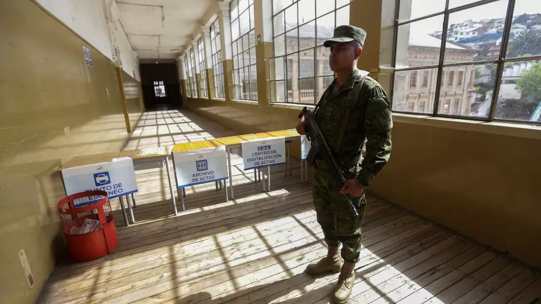 Ein Soldat bewacht die Gänge im Colegio Mejía, einem der wichtigsten Wahlzentren in der Hauptstadt Ecuadors. - Bild: Juan Diego Montenegro/dpa