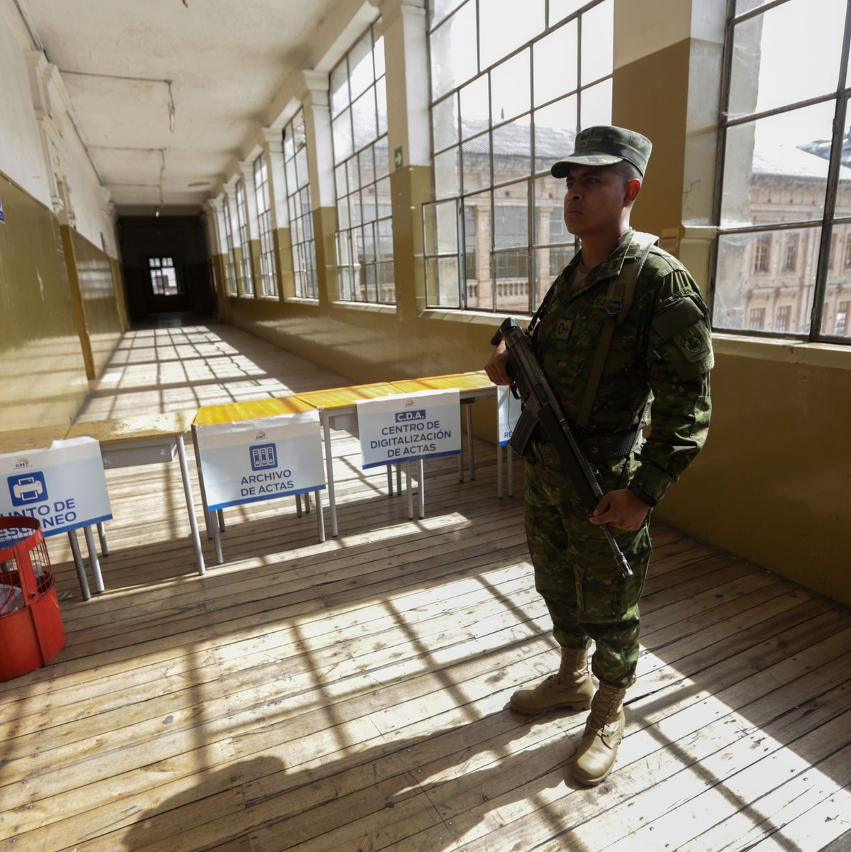 Ein Soldat bewacht die Gänge im Colegio Mejía, einem der wichtigsten Wahlzentren in der Hauptstadt Ecuadors. - Foto: Juan Diego Montenegro/dpa