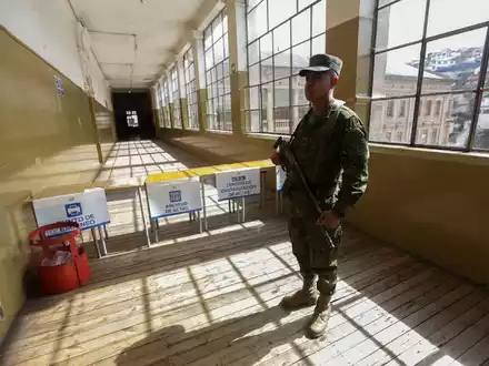 Ein Soldat bewacht die Gänge im Colegio Mejía, einem der wichtigsten Wahlzentren in der Hauptstadt Ecuadors. - Foto: Juan Diego Montenegro/dpa