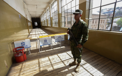 Ein Soldat bewacht die Gänge im Colegio Mejía, einem der wichtigsten Wahlzentren in der Hauptstadt Ecuadors. - Foto: Juan Diego Montenegro/dpa