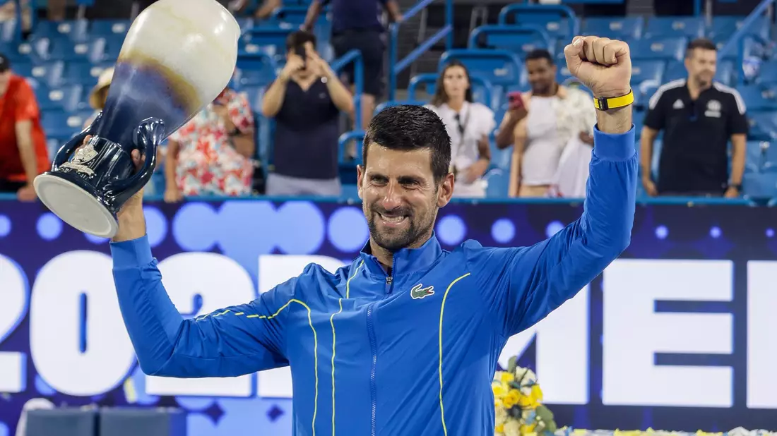 Novak Djokovic hält nach dem Sieg die Rookwood Trophy. - Bild: Scott Stuart/ZUMA Press Wire/dpa