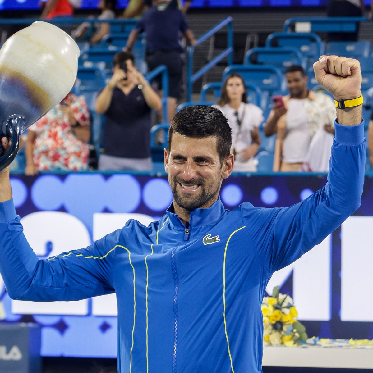 Novak Djokovic hält nach dem Sieg die Rookwood Trophy. - Foto: Scott Stuart/ZUMA Press Wire/dpa