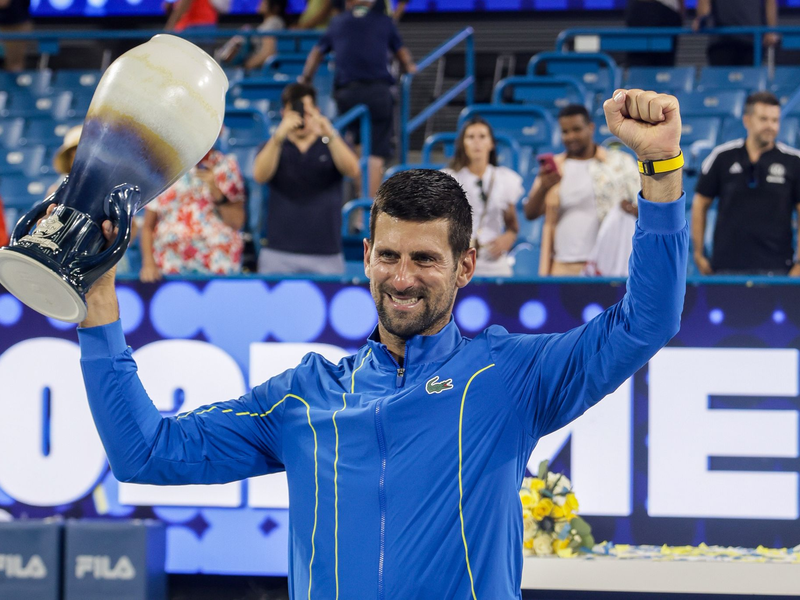 Novak Djokovic hält nach dem Sieg die Rookwood Trophy. - Foto: Scott Stuart/ZUMA Press Wire/dpa