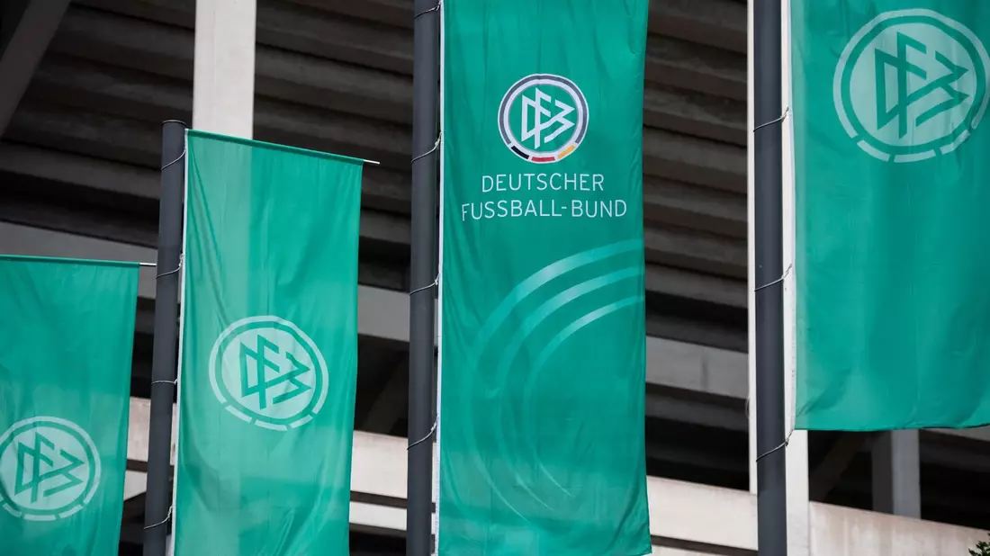 Der DFB stellt einen neuen Sportdirektor vor. - Bild: Fabian Strauch/dpa