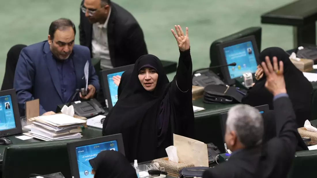 Im Iran haben Abgeordnete die umstrittene Strafreform der Kopftuchpflicht einen entscheidenden Schritt weiter gebracht. - Bild: Icana News Agency/ZUMA Press Wire/dpa