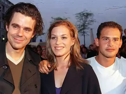 Regisseur Tom Tykwer (l) und die beiden Hauptdarsteller, Franke Potente und Moritz Bleibtreu, bei der Weltpremiere von Lola rennt in Köln. - Foto: Herbert Spies/dpa