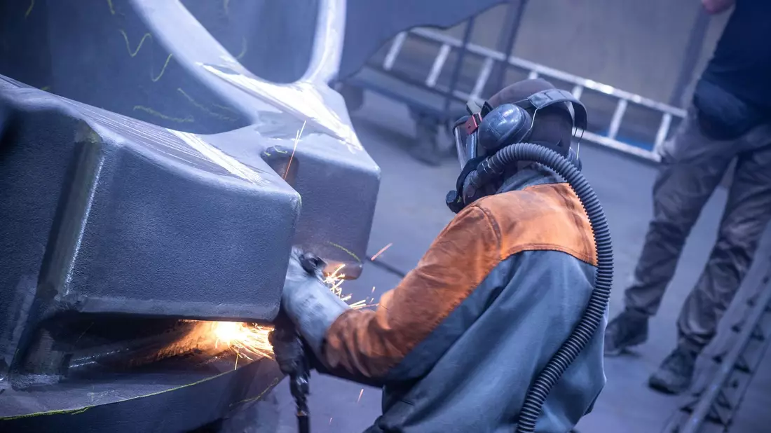 Ein Mitarbeiter arbeitet in einer Eisengießerei. Die Erzeugerpreise gewerblicher Produkte sind im Juli im Vergleich zum Vorjahresmonat deutlich gesunken. - Bild: Jens Büttner/dpa/Symbolbild