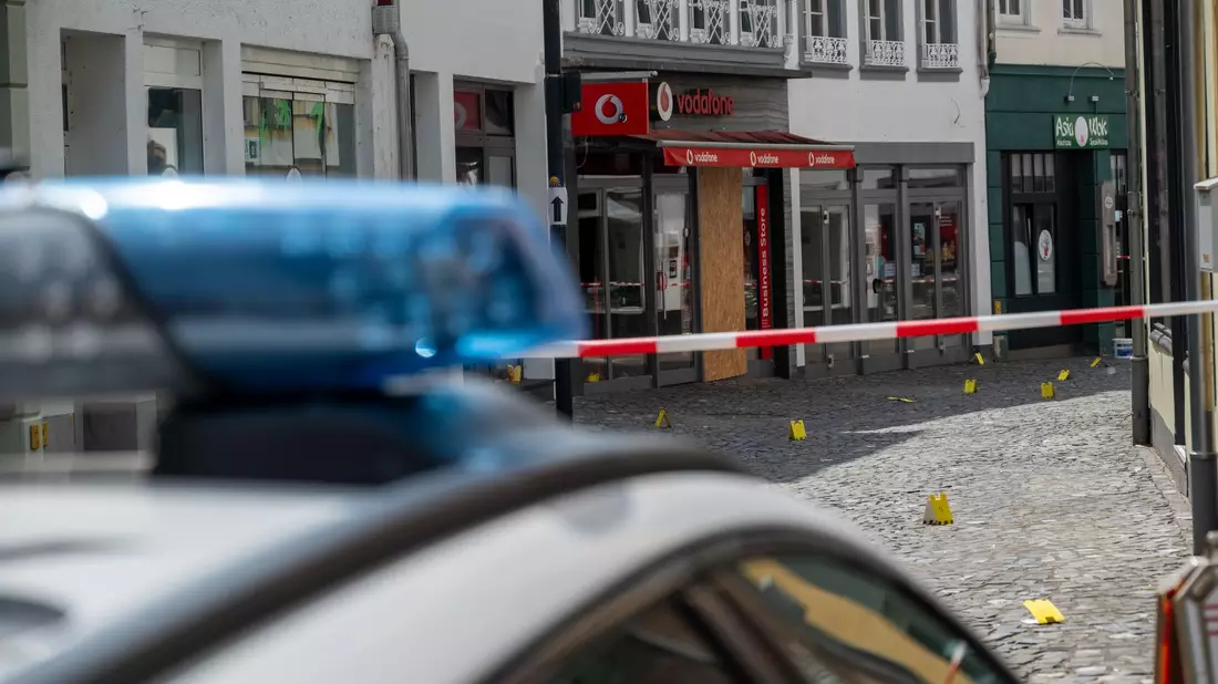 Markierungstafeln der Spurensicherung am Tatort in Wittlich. - Bild: Harald Tittel/dpa